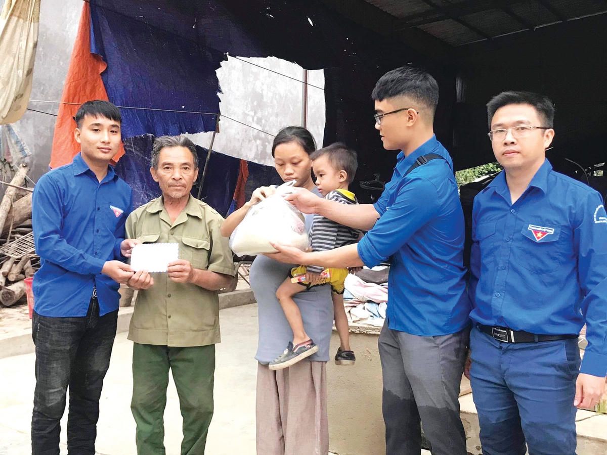 Một miếng khi đói bằng một gói khi no.  