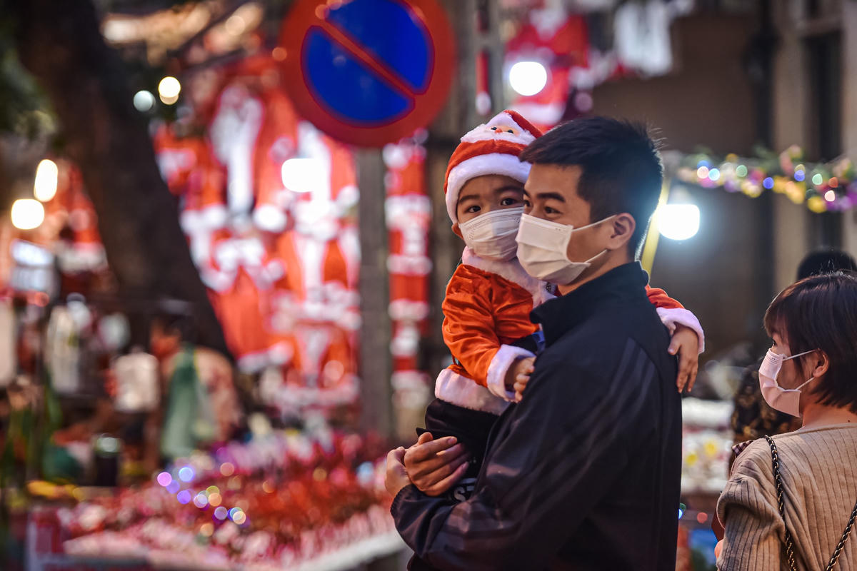 Anh Nguyễn Tuấn Tú, trú tại Thanh Xuân, Hà Nội cho biết: "Năm nay, tôi chưa cảm nhận rõ được không khí Noel sắp đến gần, như mọi năm người dân trang trí nhà cửa lộng lẫy nhưng năm nay đi qua các tuyến phố, các nhà hàng, đều không thấy trang trí nhiều, không khí có phần ảm đạm hơn mọi năm".
