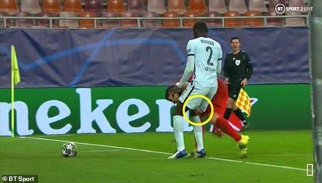 Luis Suarez véo đùi Rudiger khi yếu thế trong pha lừa bóng.