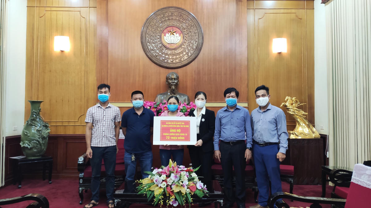 Phó Chủ tịch Trương Thị Ngọc Ánh tiếp nhận ủng hộ từ gia đình chị Đỗ Thị Nguyệt Nga (xã Đông La, huyện Đông Hưng, tỉnh Thái Bình). Ảnh: Trung Quân.