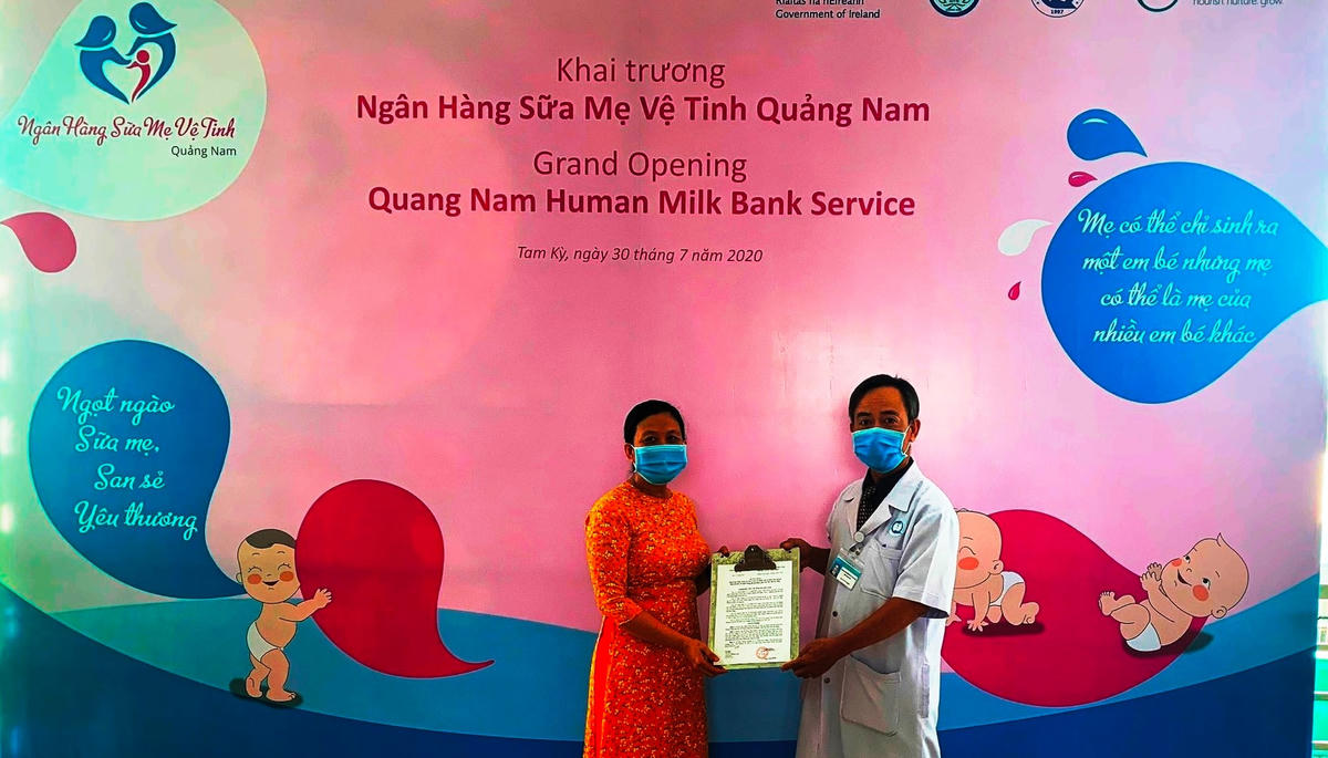 Bác sĩ Tạ Thanh Uyên, Phó Khoa Sản BVĐKQN (trái) nhận quyết định thành lập NHSMVT Quảng Nam.