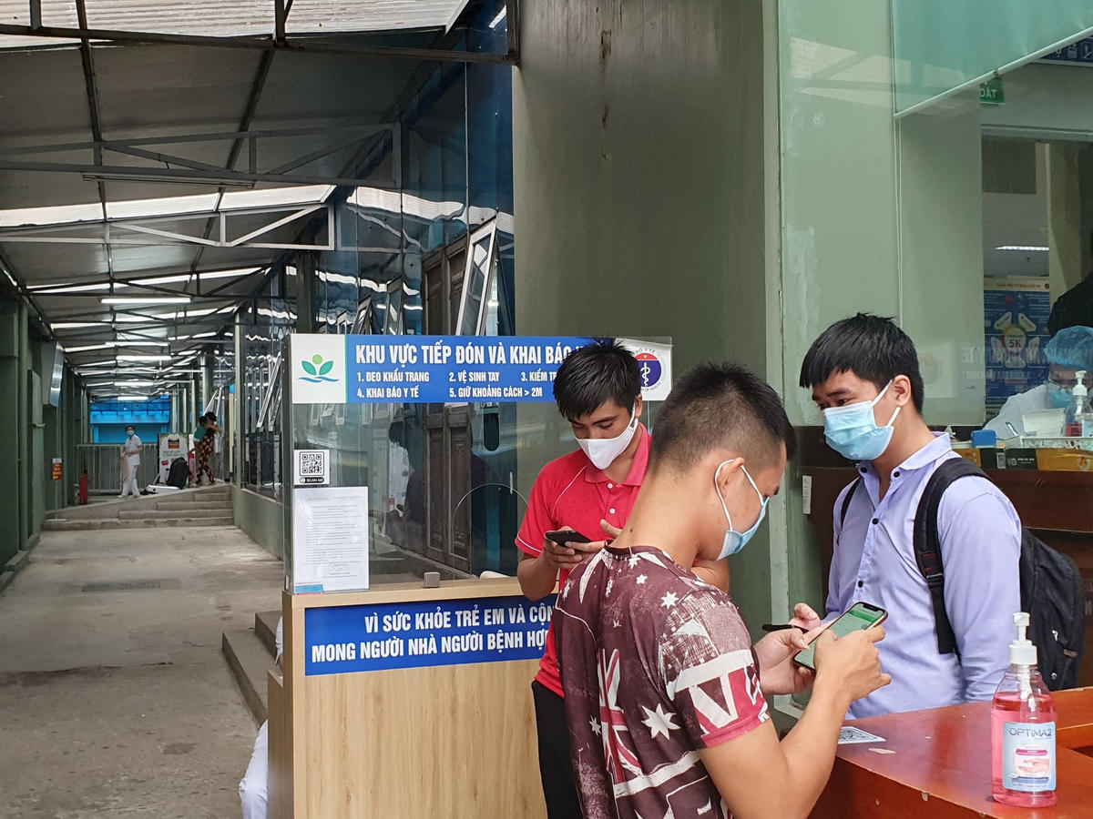 Và được hướng dẫn khai báo y tế tại khu vực đón tiếp.
