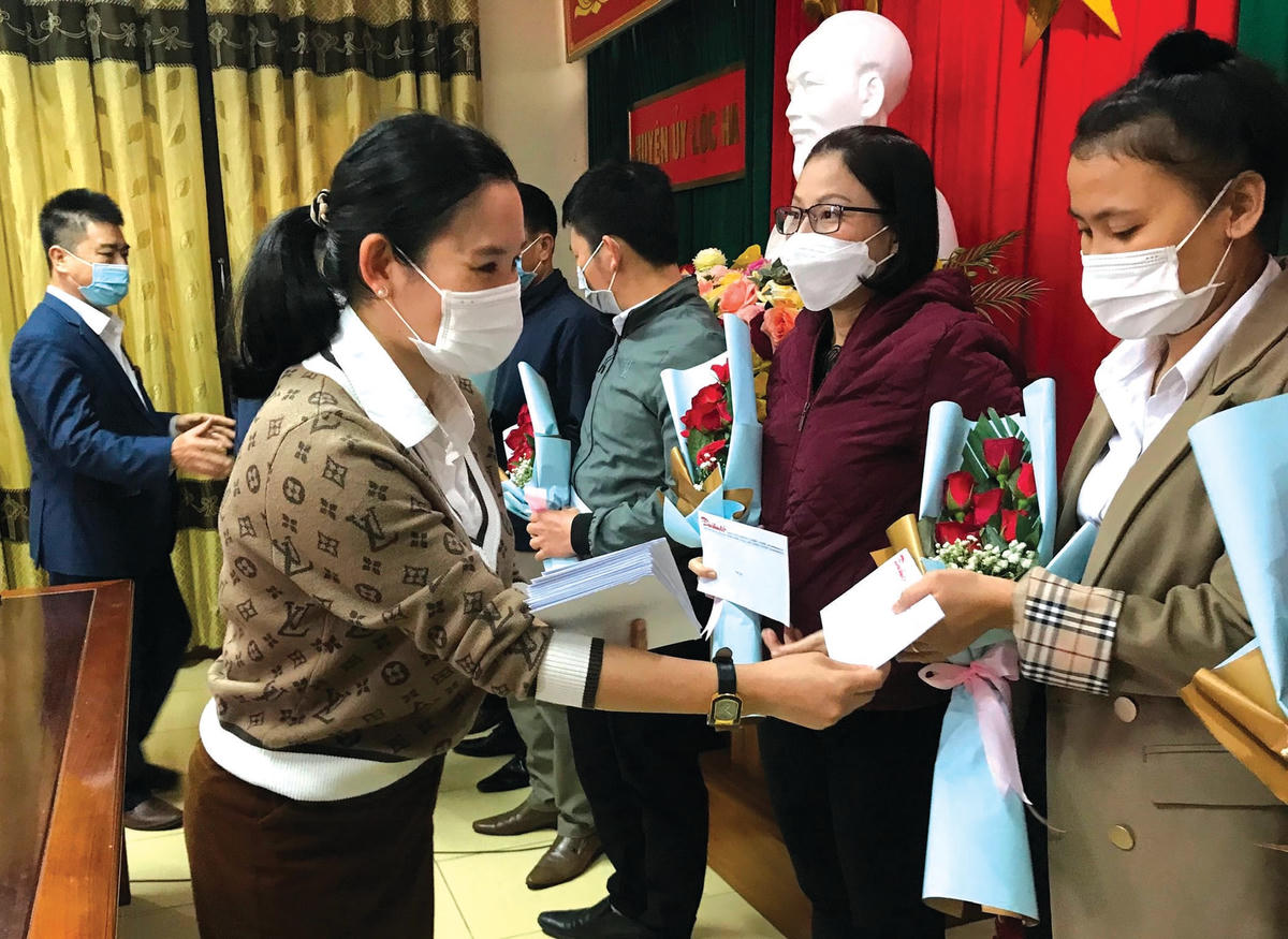 Nhiều thầy cô giáo có hoàn cảnh khó khăn ở Hà Tĩnh nhận chia sẻ từ chương trình. Ảnh: Hạnh Nguyên.  