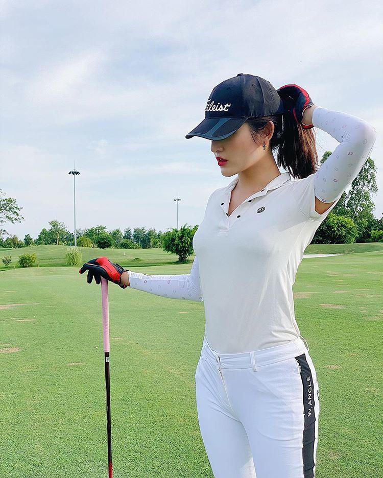 Lựa chọn phong cách đơn khỏe khi tới sân golf, á hậu Huyền My ghi điểm nhờ những set đồ giúp cô tôn rõ vóc dáng chuẩn đầy quyến rũ.  