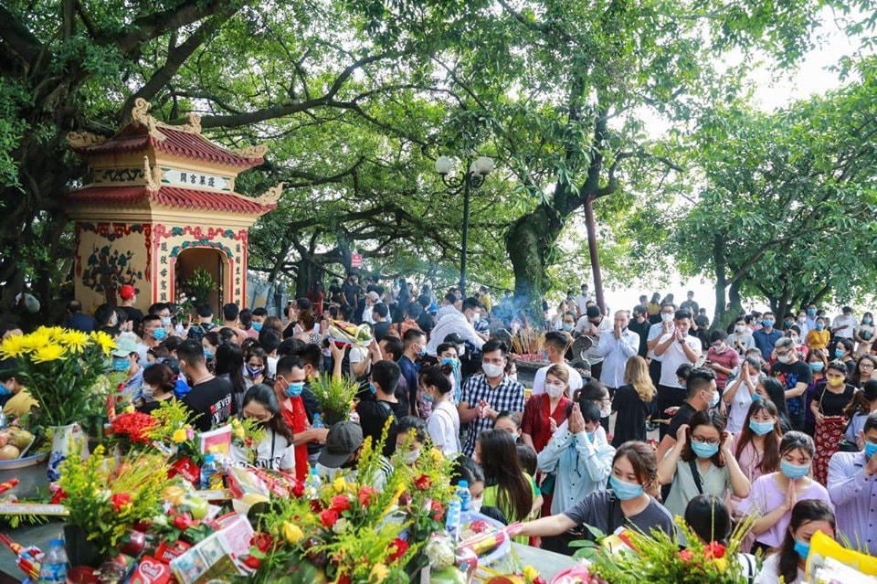 Người dân đi lễ Phủ Tây Hồ dù dịch Covid-19 đang bùng phát. Ảnh:Quang Vinh.