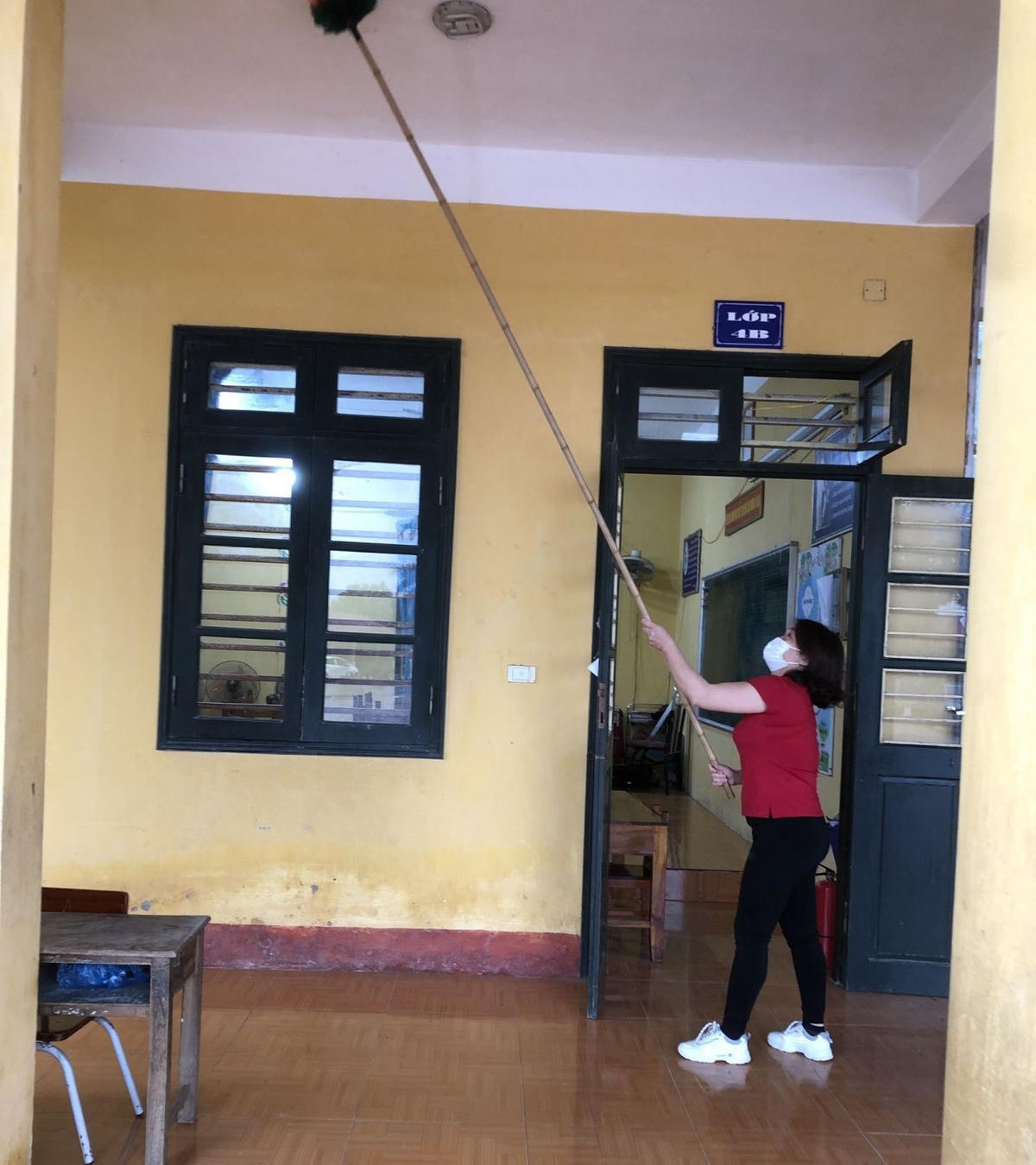 Giáo viên dọn dẹp vệ sinh, khử khuẩn phòng học, bàn ghế... trước lúc đón học sinh đến trường.