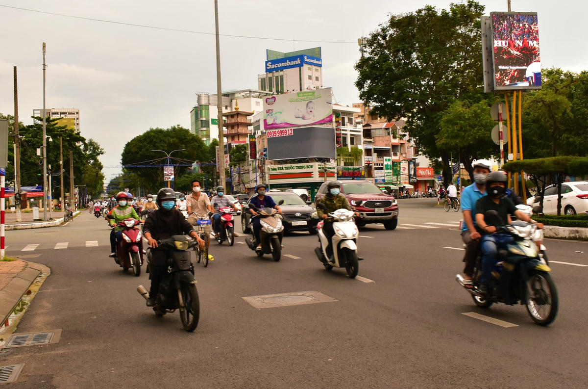 Từ 12 giờ ngày 30/9, TP Cần Thơ thực hiện điều chỉnh các biện pháp phòng, chống dịch bệnh Covid-19 trên địa bàn trong tình hình mới đã nới lỏng nhiều tuyến đường, lượng phương tiện tăng cao về cuối chiều.