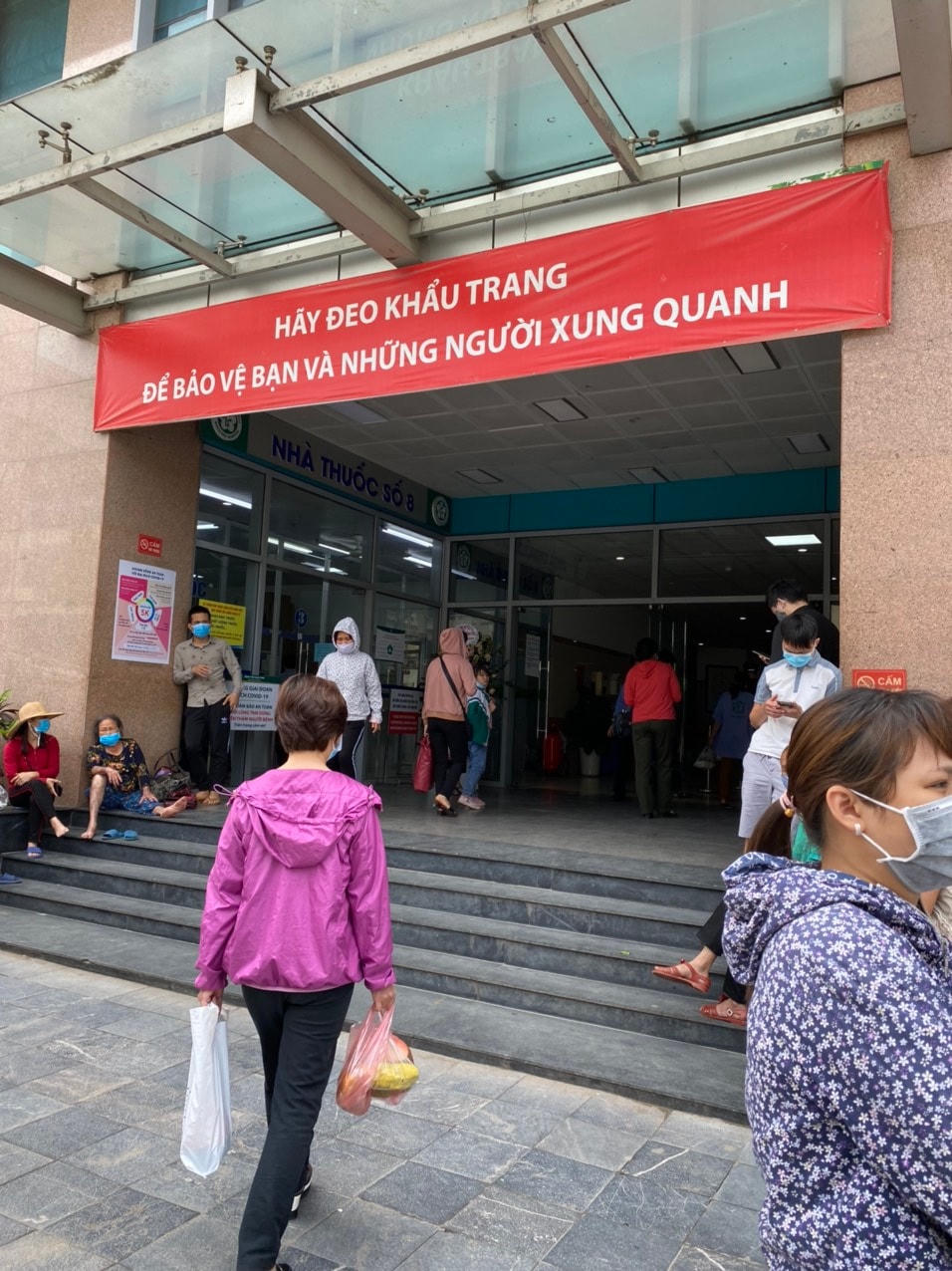 Trong Bệnh viện Bạch Mai, các cổng vào toà nhà đều được treo các khẩu hiệu tuyên truyền người dân cần đeo khẩu trang, thực hiện quy tắc 5K. Ảnh: L.A.
