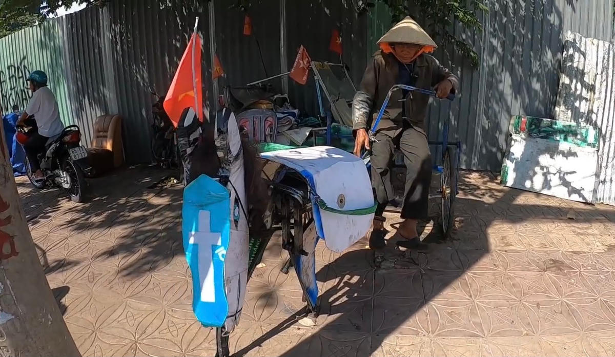 Con ngựa sắt độc đáo làm từ phế liệu.