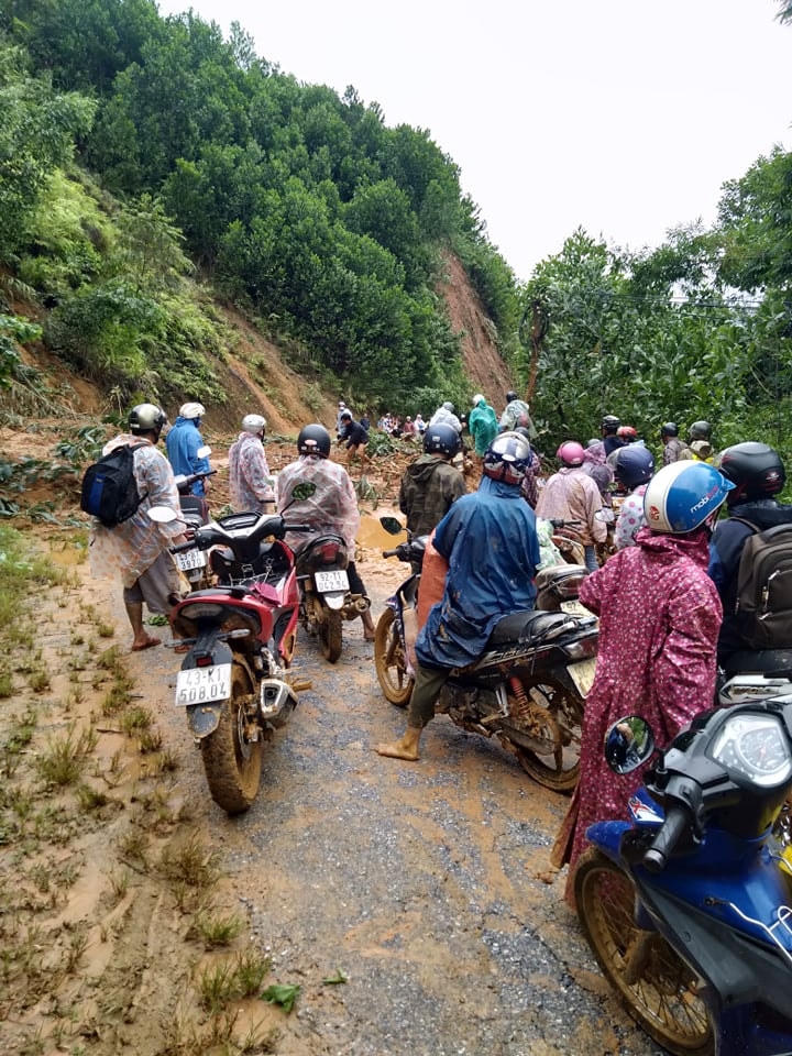 Sạt lở đường gây gián đoạn giao thông.