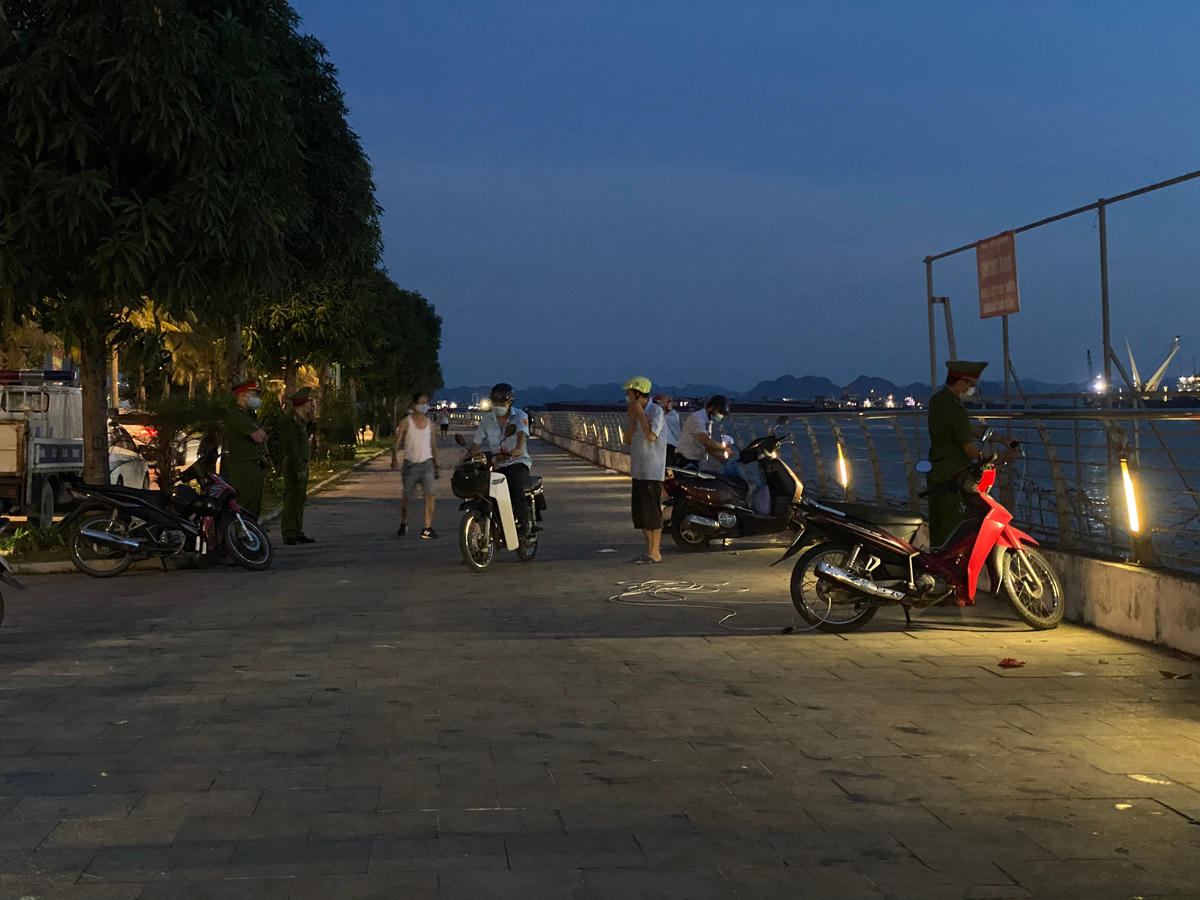 Người dân chỉ bắt đầu ra về sau khi trời đã khá tối và được lực lượng chức năng liên tục nhắc nhở.