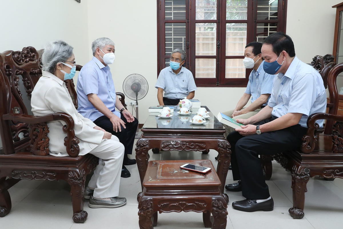 Chủ tịch UBTƯ MTTQ Việt Nam Đỗ Văn Chiến trò chuyện cùng gia đình đồng chí Lê Quang Đạo.