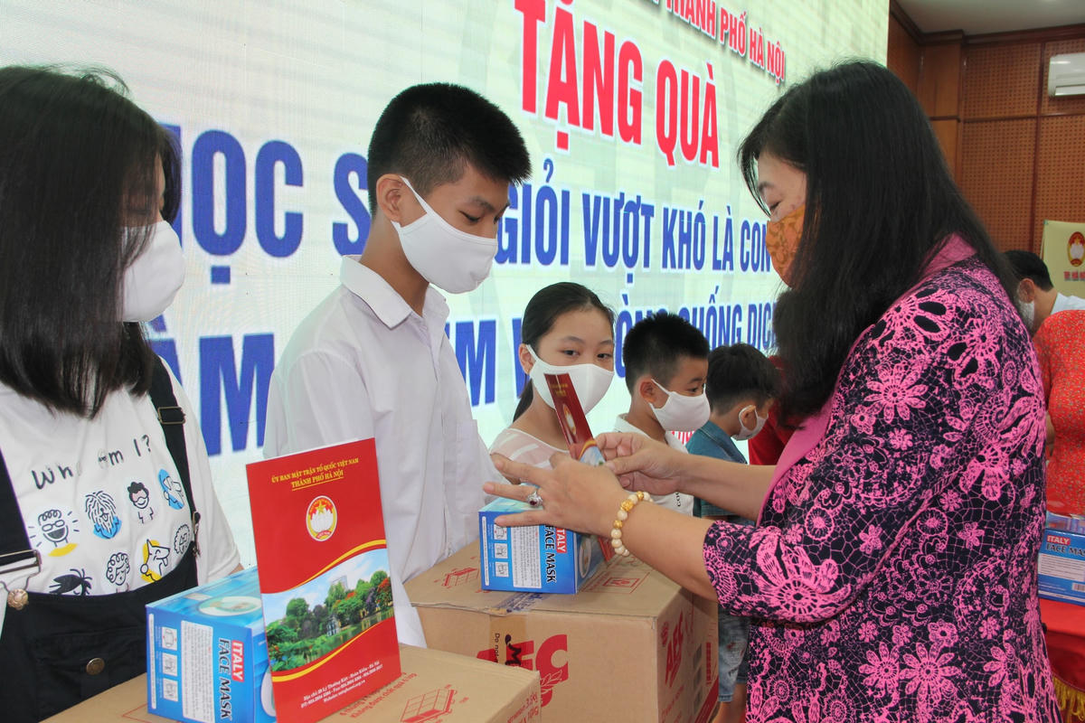 Bà Nguyễn Lan Hương, Chủ tịch UBMTTQ thành phố Hà Nội tặng quà con em đội ngũ y, bác sỹ có hoàn cảnh khó khăn.