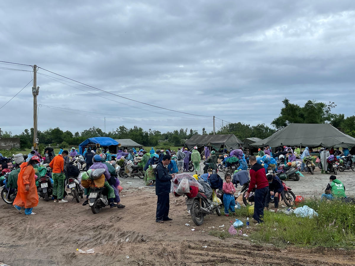 Ông Trần Văn Minh Quân, Phó Chủ tịch UBND huyện Phú Lộc, tỉnh Thừa Thiên-Huế cho biết, những ngày qua, đã có hàng nghìn người đi xe máy từ các tỉnh, thành phía Nam trở về quê. Tại các chốt kiểm soát trên địa bàn, lực lượng chức năng đã bố trí đồ ăn, nước uống, xăng cũng như điểm sửa xe để hỗ trợ bà con trên đường về quê. 