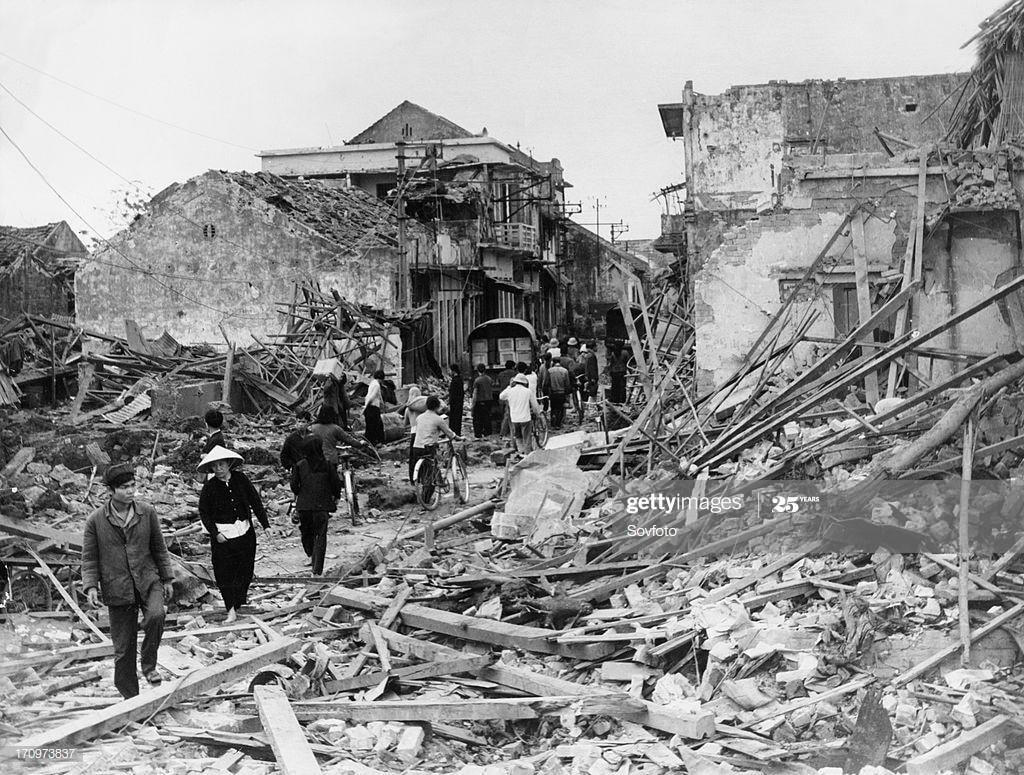 Phố Khâm Thiên bị san phẳng sau các vụ ném bom rải thảm của B-52, Hà Nội ngày 27/12/1972.