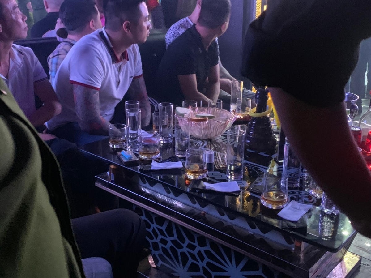 Hình ảnh trong MK Club đêm qua.