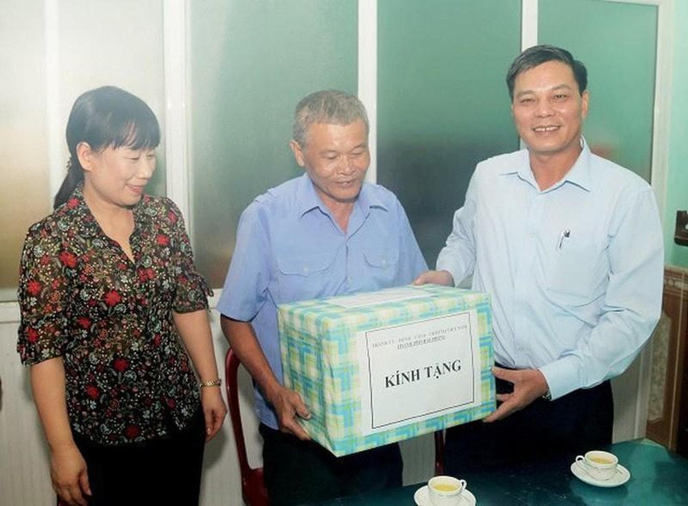 Lãnh đạo TP Hải Phòng tặng quà người có công nhân dịp kỷ niệm 73 năm Ngày Thương binh, liệt sĩ. Ảnh minh họa.