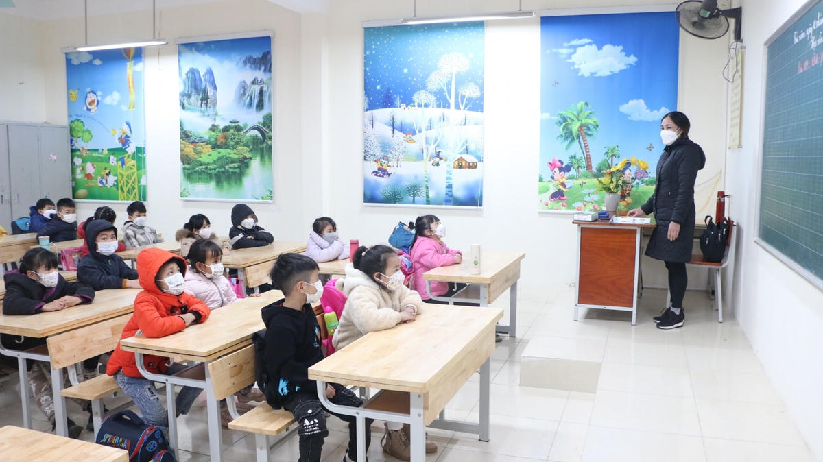 Những giờ học trực tiếp đầu tiên của cô và trò Trường Tiểu học Thượng Mỗ sau thời gian dài học online ở nhà.