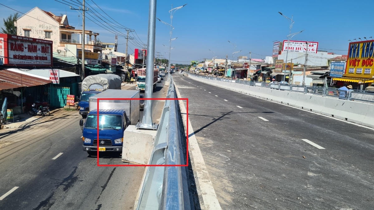 Mố bê tông trụ đèn nhô ra ở cầu vượt Dầu Giây (khoanh đỏ). Ảnh: Mạnh Thìn.