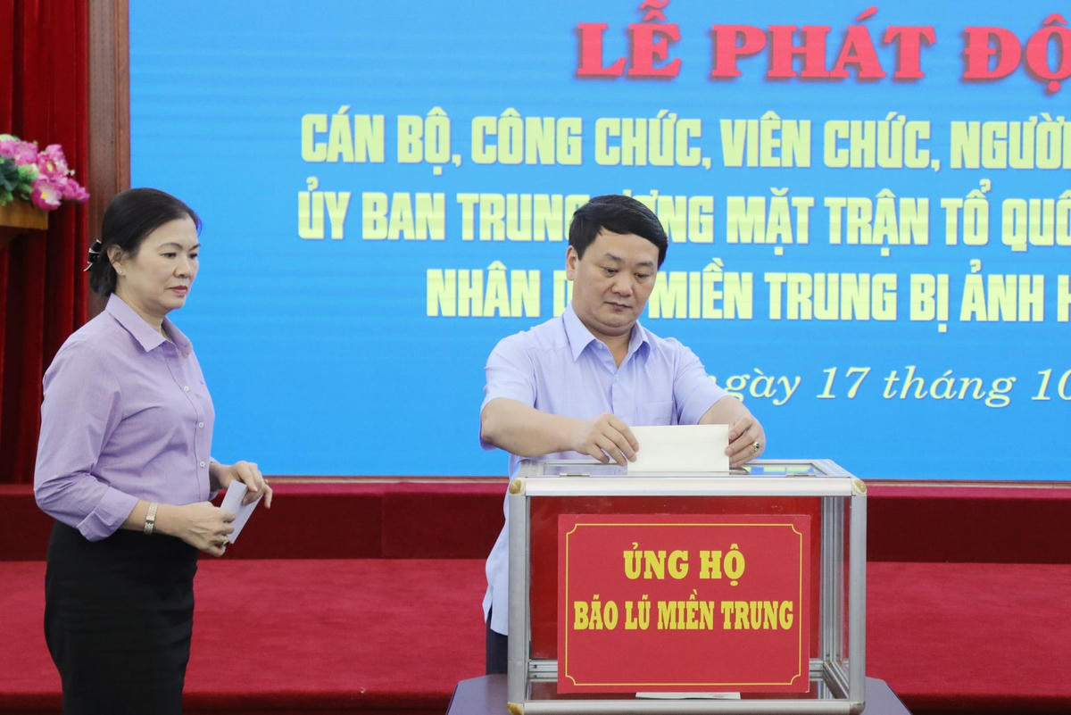 Các vị trong Ban Thường trực UBTƯ MTTQ Việt Nam ủng hộ đồng bào miền Trung bị bão lũ