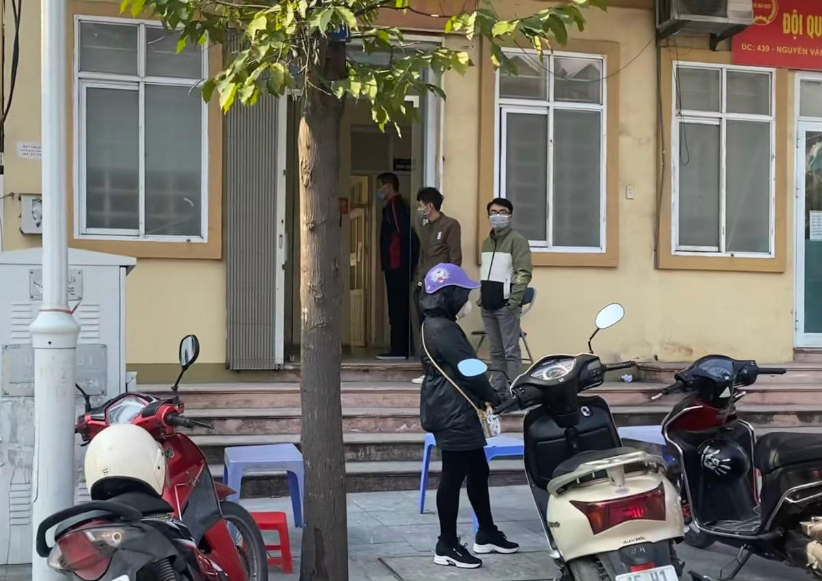 Phường Hồng Hà (TP Hạ Long) đã thành lập 9 nhóm Zalo phục vụ công tác quản lý và phối hợp thực hiện để nắm tình hình chỉ đạo, bao quát, đôn đốc thực hiện nhiệm vụ tại các khu phố, cập nhật dữ liệu thông tin lên hệ thống, hướng dẫn điều trị tại nhà…, qua đó giảm bớt phần nào khó khăn cho lực lượng y tế phường.