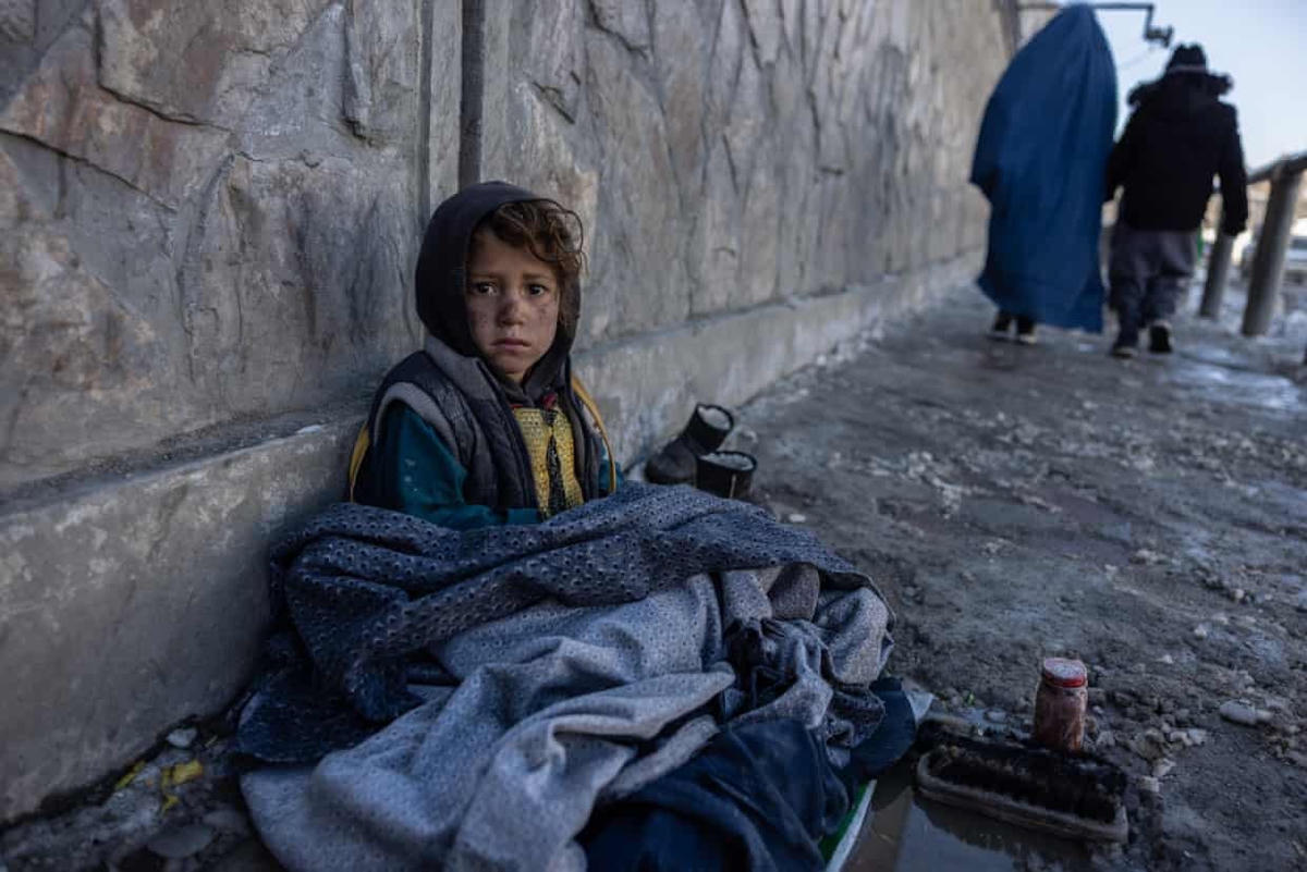 Những đứa trẻ kiếm ăn trên đường phố thủ đô Kabul, Afghanistan. Ảnh: The Guardian.
