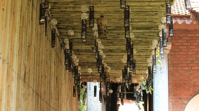 Hành lang chuông gió sau lưng chùa là điểm check-in ấn tượng.  