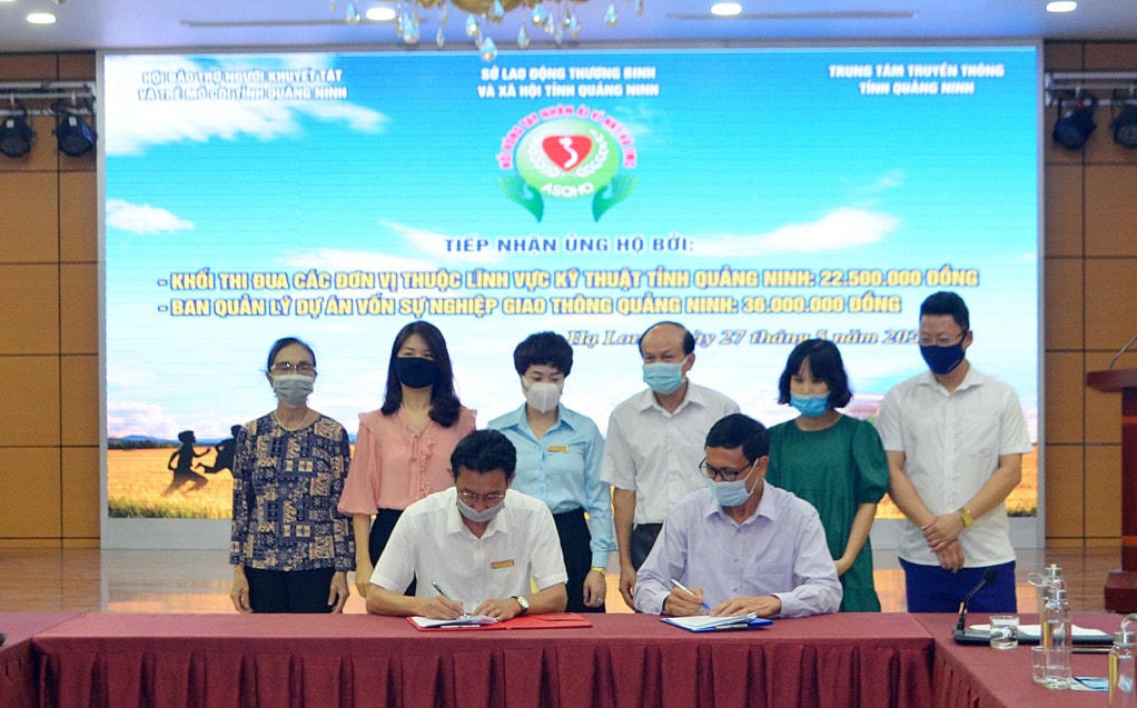 Ký kết biên bản về việc ghi nhớ nhận đỡ đầu cháu Phùng Thị Hoa.