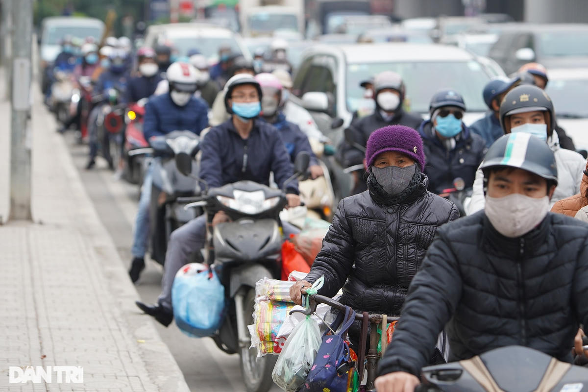 Các phương tiện phải chờ qua vài nhịp đèn đỏ để di chuyển qua khu vực ùn tắc.