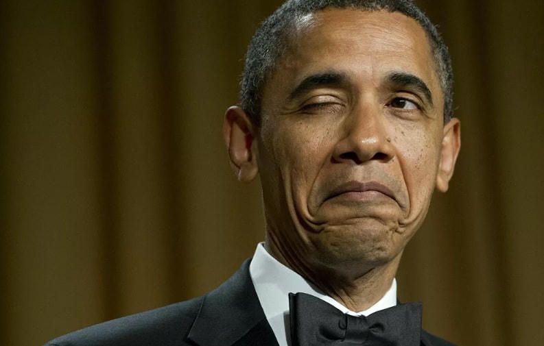 Cựu Tổng thống Mỹ Barack Obama nháy mắt khi kể chuyện cười về nơi sinh của mình trong bữa tối của Hiệp hội Phóng viên Nhà Trắng ở Washington, DC, năm 2012.  