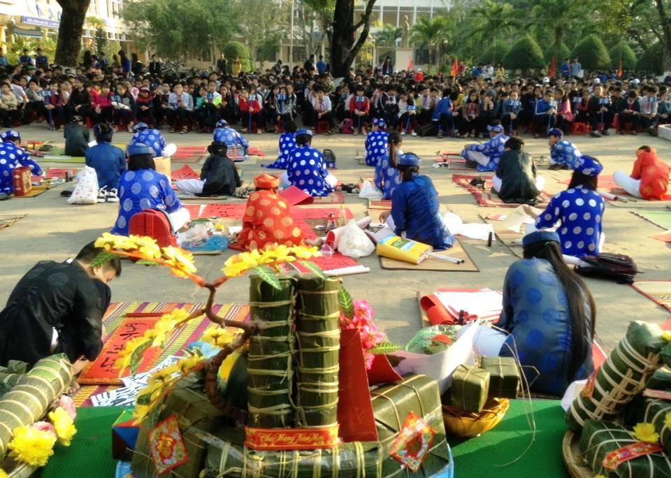 Cảnh các “ông đồ” nhí tại Trường THCS Lý Tự Trọng, TP Tam Kỳ.
