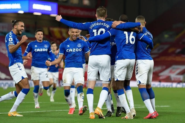 Các cầu thủ Everton ăn mừng bàn thắng thứ hai vào lưới Liverpool.  