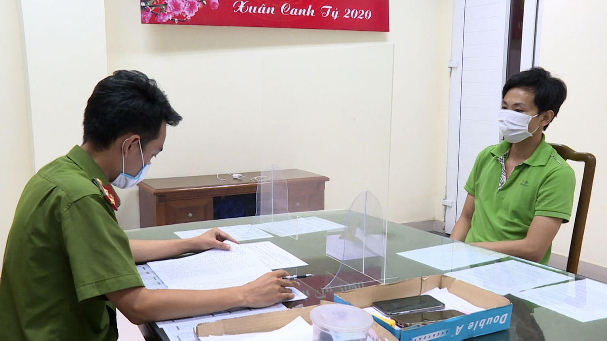 Đối tượng Trần Tấn Dương, Giám đốc Công ty TNHH thiết kế in ấn quảng cáo Thiên Nhân (Bắc Ninh) bị bắt vì sản xuất hàng loạt Giấy đi đường giả, Giấy xét nghiệm Covid giả để bán kiếm lời.