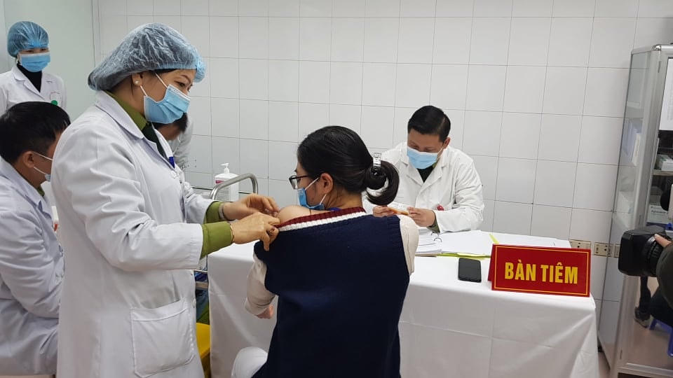Nữ tình nguyện viên đầu tiên tiêm vaccine Covid-19 liều cao nhất sáng ngày 12/1. 