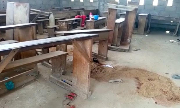 Một lớp học trống không sau vụ tấn công vào trường học ở Kumba. (Nguồn: Reuters).