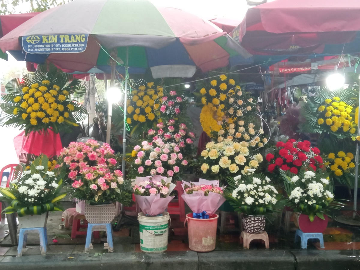 Các mẫu hoa tươi truyền thống bày bán còn thưa thớt, chưa đa dạng.