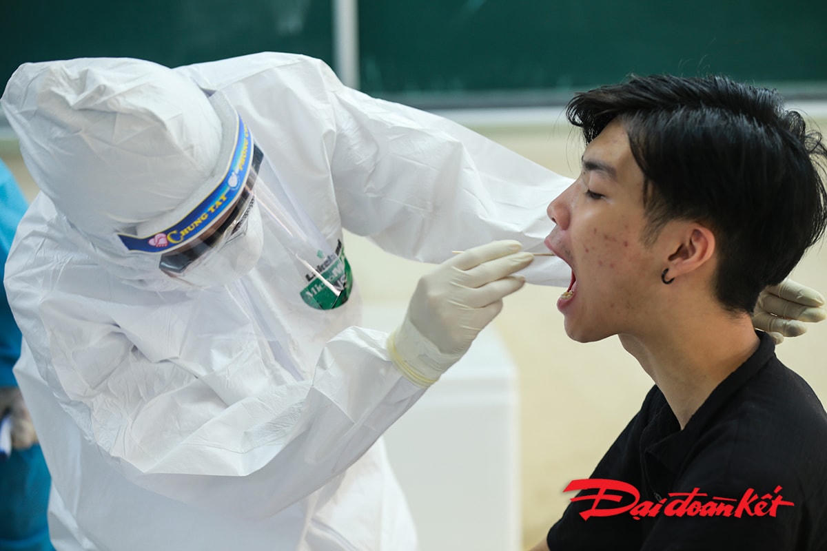 Hiện nay, xét nghiệm PCR thường đắt tiền hơn so với các xét nghiệm thông thường khác do hầu hết hóa chất để làm phản ứng đều phải nhập ngoại và phải mua với giá cao. 