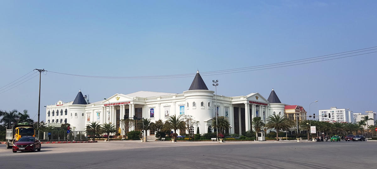 Dự án Trung tâm hội nghị White Palace vi phạm nghiêm trọng Luật Xây dựng nhưng chưa bị xử lý.