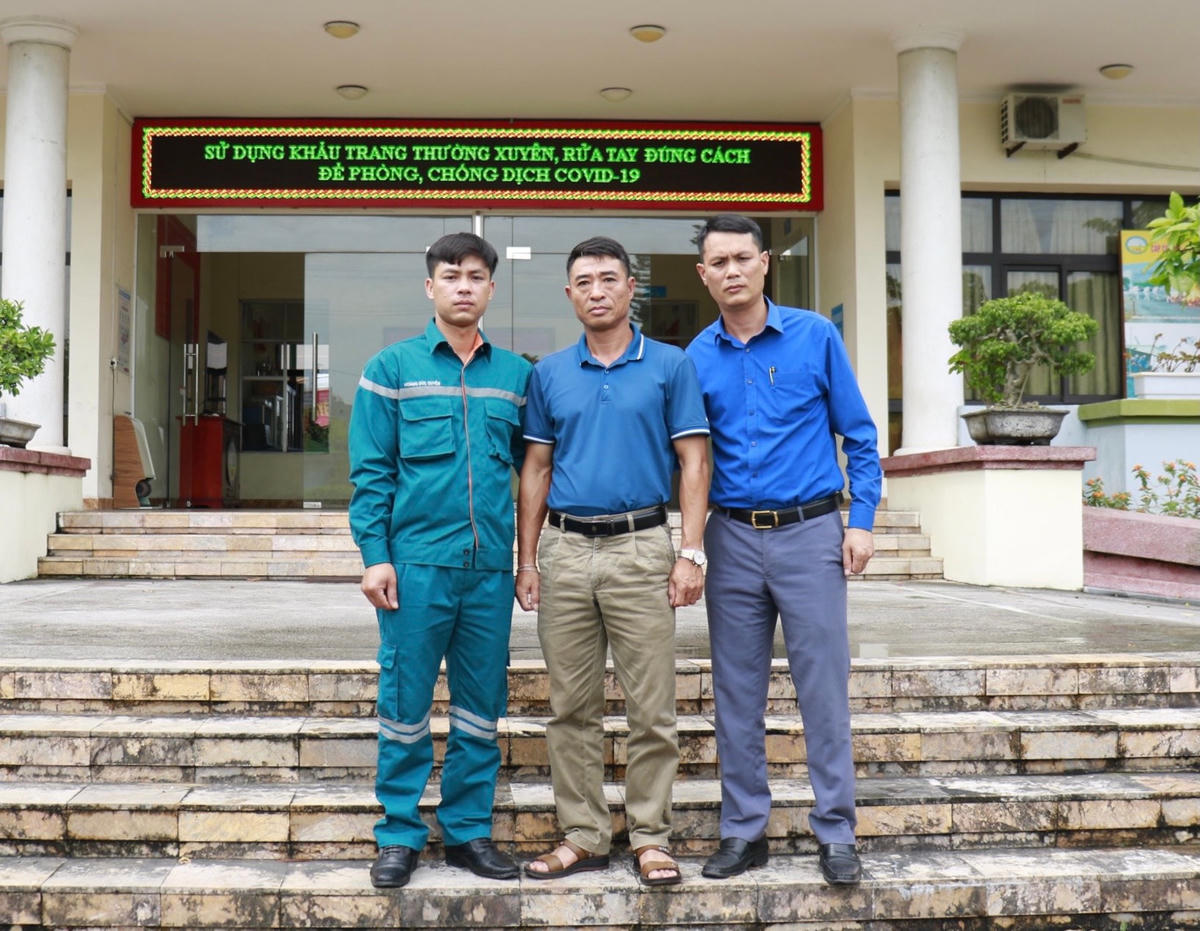 2 “hiệp sĩ” bên cạnh người lãnh đạo của mình là anh Trần Xuân Thắng, Bí thư Chi bộ, Trạm trưởng Trạm Cấp cứu mỏ Hạ Long.