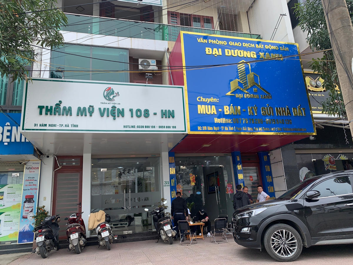 Một văn phòng giao dịch hàng hóa đặc biệt - đất đai ở đường Hàm Nghi.