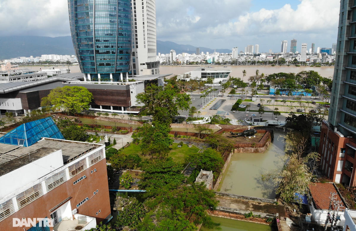 Chiêm ngưỡng cổ thành với tường cao, hào sâu giáp biển Đà Nẵng
