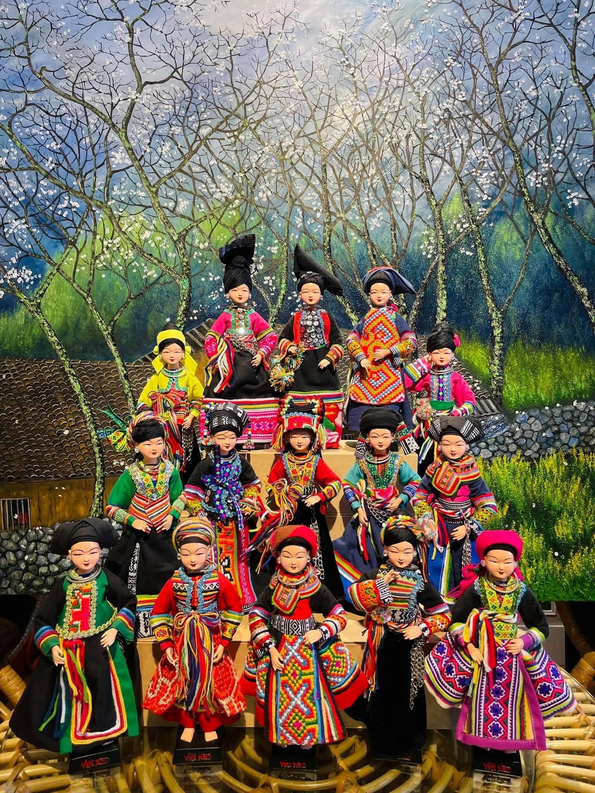 Trang phục của búp bê được anh Hoàng Anh chăm chút tỉ mỉ. 