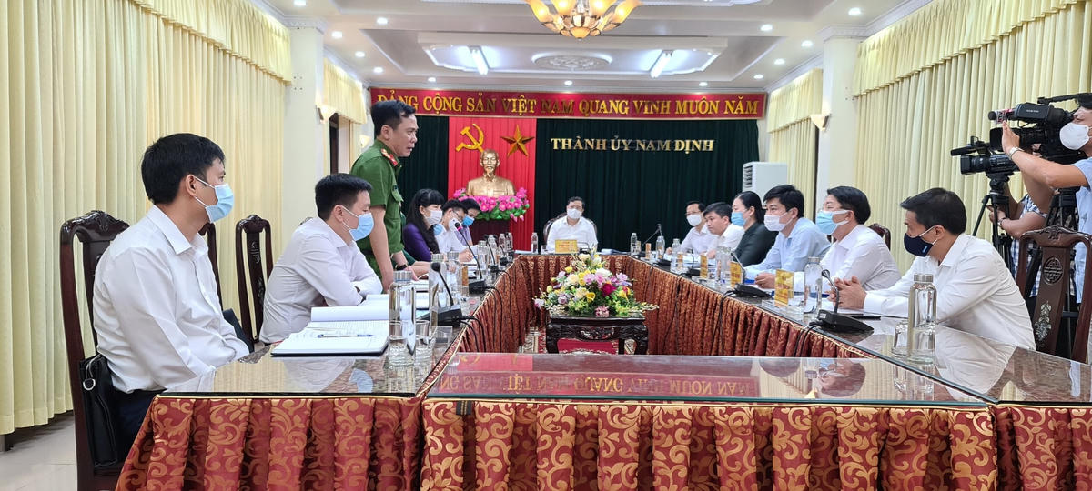 Trưởng Công an TP Nam Định Đặng Đức Hảo báo cáo tại buổi làm việc.