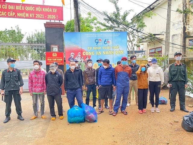 Lực lượng Công an tạm giữ 16 đối tượng đánh bạc để điều tra làm rõ.
