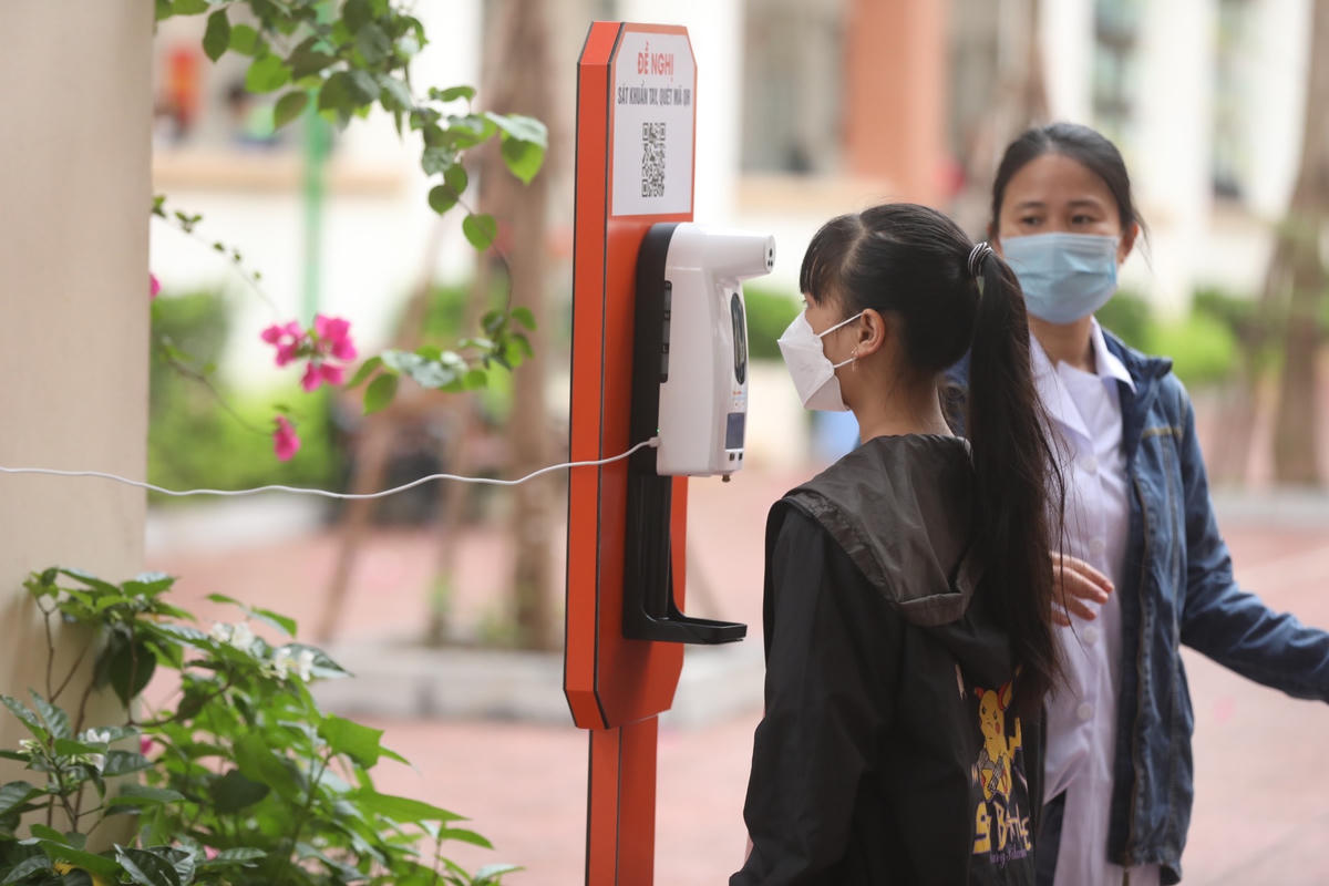 Các biện pháp phòng dịch như đo thân nhiệt, sát khuẩn, giữ khoảng cách đều được chấp hành nghiêm chỉnh. Ảnh: Minh Quyết