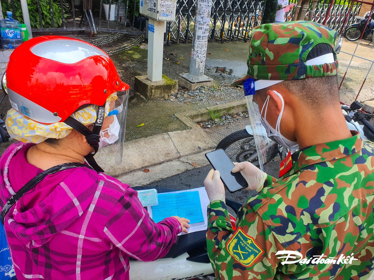 Nhiều người phải nhờ sự trợ giúp của lực lượng trực chốt khai báo giúp.