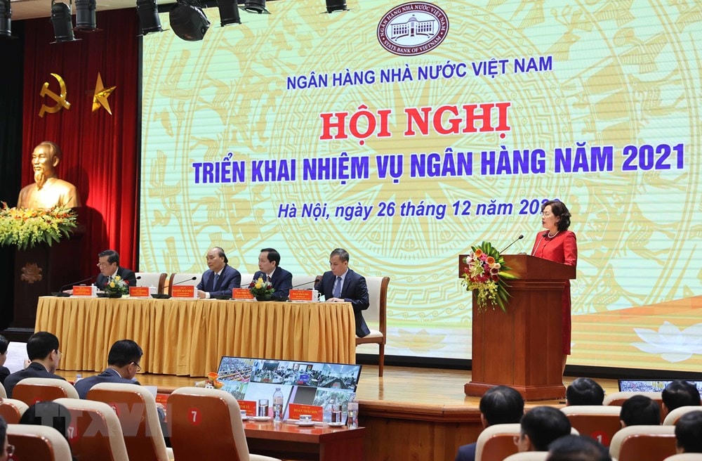 Thống đốc Ngân hàng Nhà nước Việt Nam Nguyễn Thị Hồng báo cáo tình hình thực hiện nhiệm vụ của ngành ngân hàng năm 2020 và phương hướng năm 2021. (Ảnh: Thống Nhất/TTXVN).