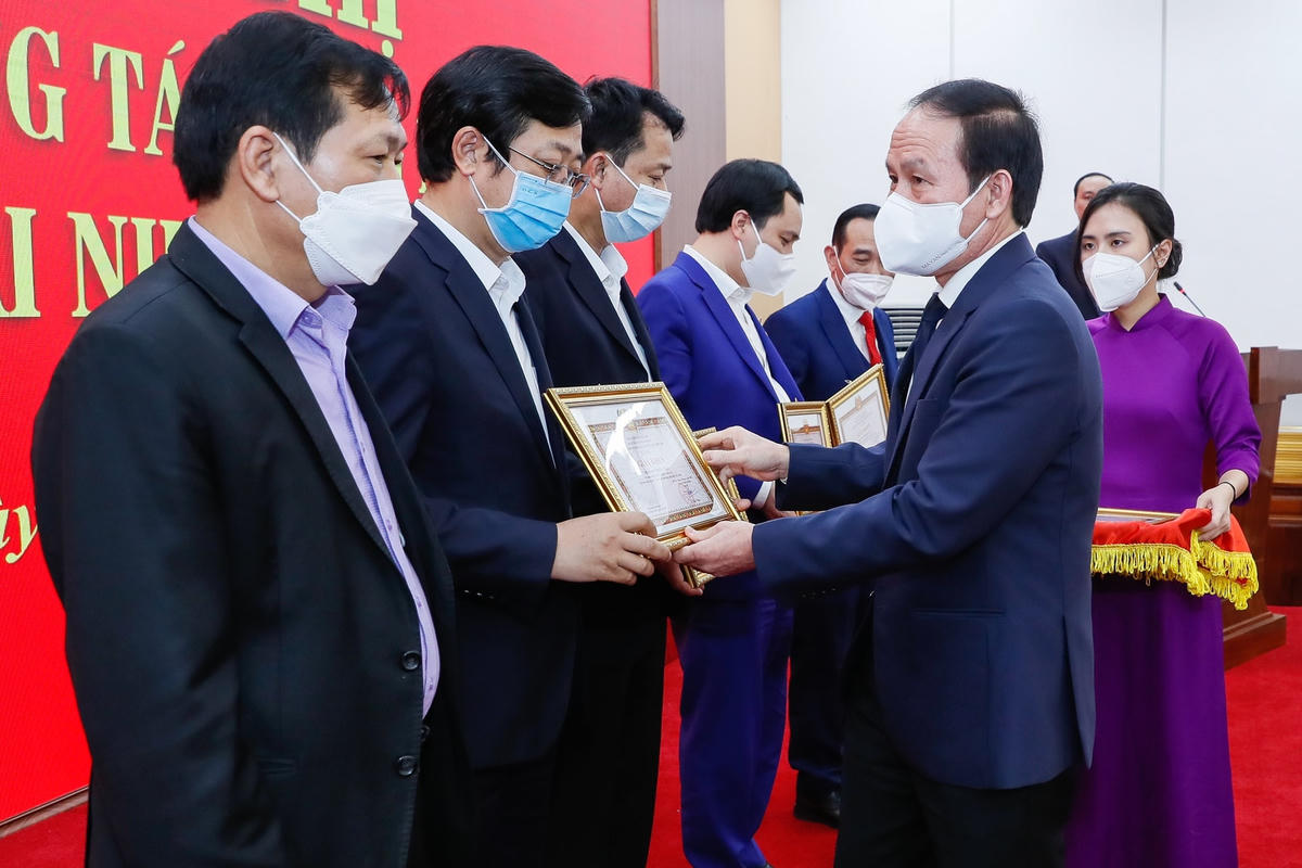 Phó Chủ tịch - Tổng Thư ký Lê Tiến Châu trao giấy khen cho các chi bộ hoàn thành xuất sắc nhiệm vụ đạt danh hiệu chi bộ “Trong sạch, vững mạnh"  tiêu biểu năm 2021.