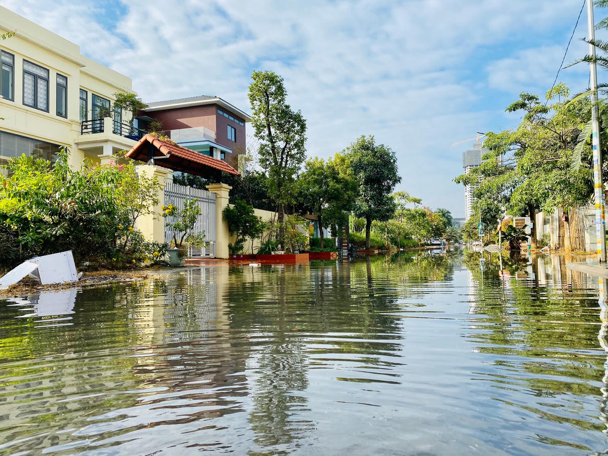 Người dân sống tại tổ 9, khu 5, phường Yết Kiêu đã nhiều lần kiến nghị về tình trạng ngập úng gây ảnh hưởng đến môi trường sống của họ.