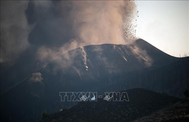 Tro bụi phun lên từ miệng núi lửa Cumbre Vieja trên đảo Canary ở La Palma, Tây Ban Nha, ngày 25/9/2021. Ảnh: AFP/TTXVN.